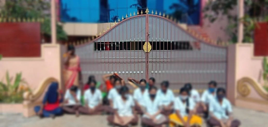 கல்லூரி முன் போராட்டம்
