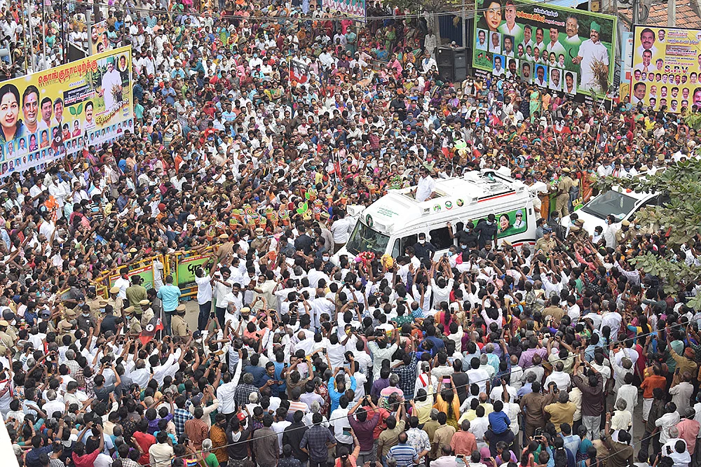 மிஸ்டர் கழுகு: “முதல்வர் அருகில் நிற்க வைக்கிறோம்!” - தூள் கிளப்பும் வசூல் வேட்டை...
