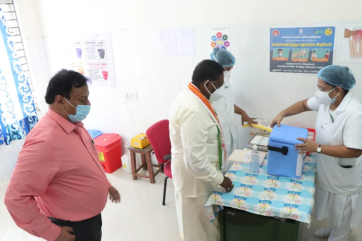 கொரோனா தடுப்பூசி போடும் பணியைத் தொடங்கிவைக்கும் முதல்வர் நாராயணசாமி