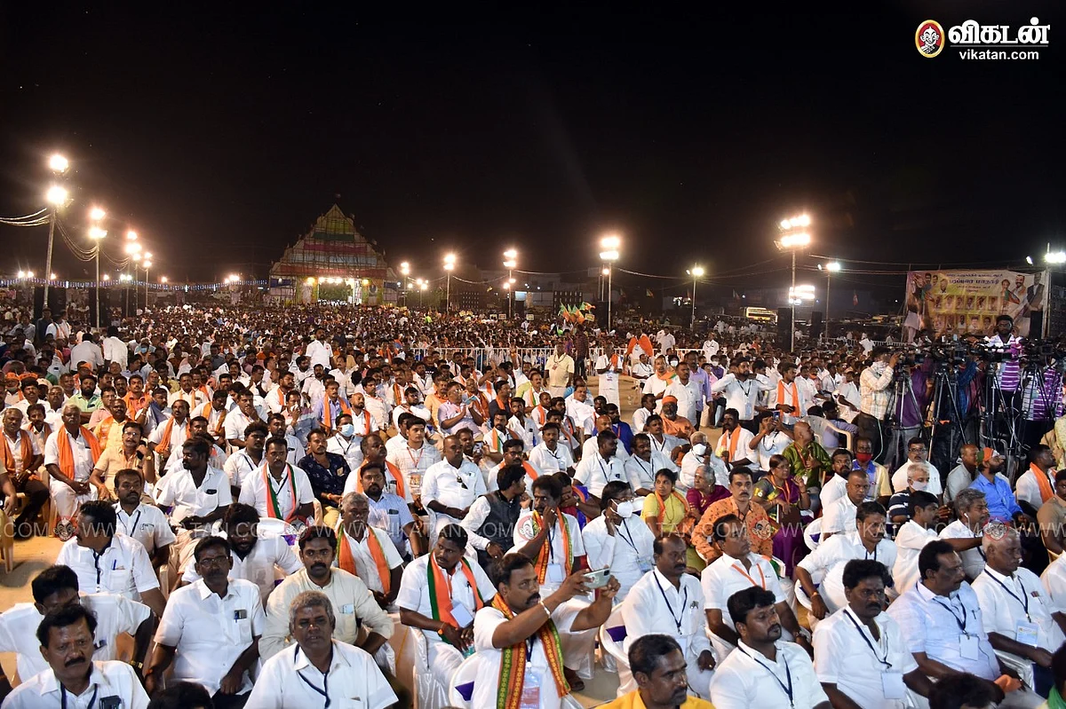 பொதுக்கூட்டத்துக்கு வந்திருந்த கட்சியினர்