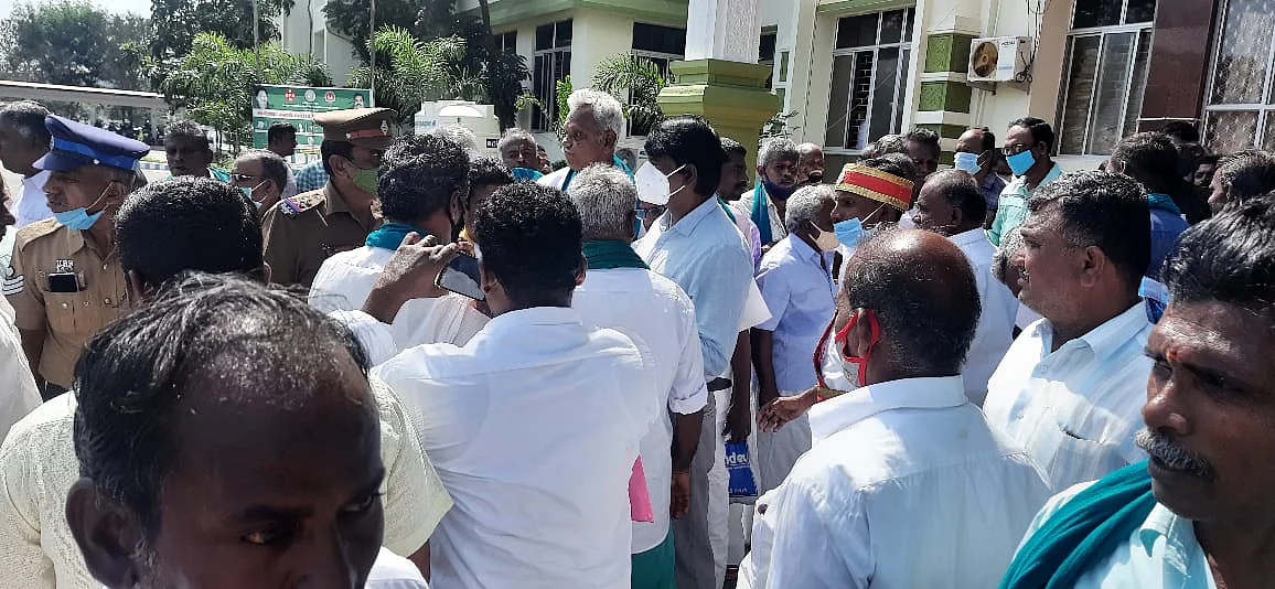 ஆட்சியர் அலுவலகத்தில் விவசாயிகள்