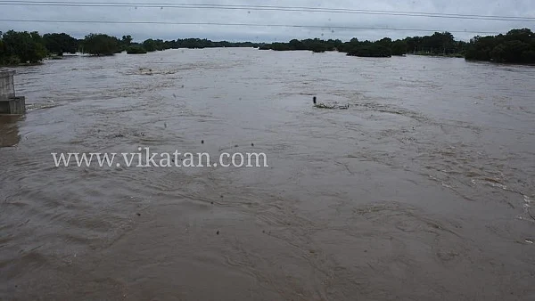 அணைகள் நிரம்பியதால் ஆற்றில் ஏற்பட்டுள்ள வெள்ளம்