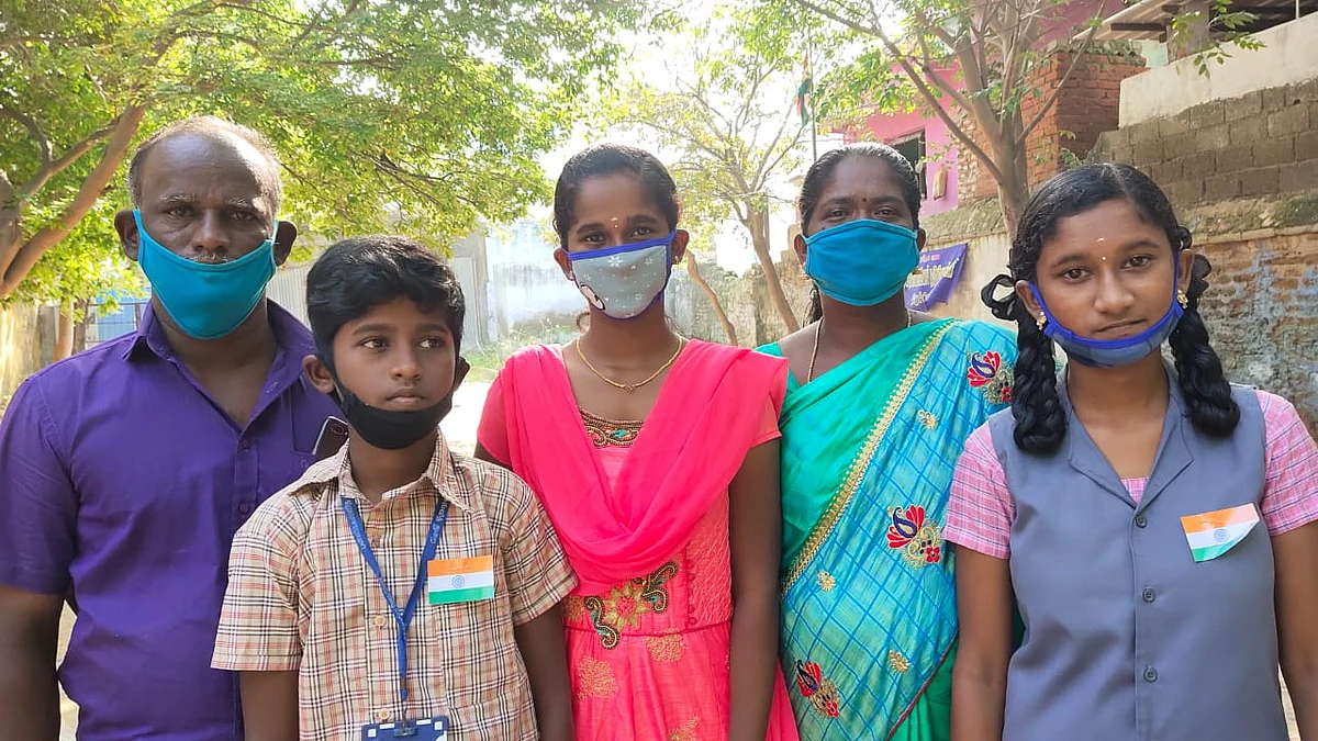 பெற்றோருடன் மாணவர் சிவகுகன்