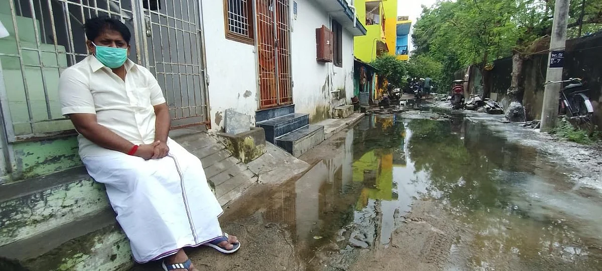 கழிவுநீர் முன் அமர்ந்துள்ள ராமநாதபுரம் எம்.எல்.ஏ மணிகண்டன்