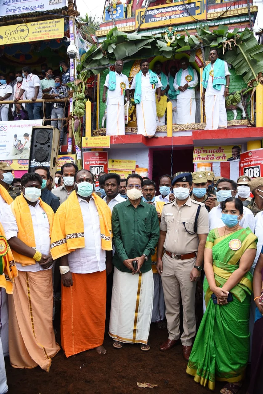 பாலமேடு வாடிவாசலில் அமைச்சர், கலெக்டர்