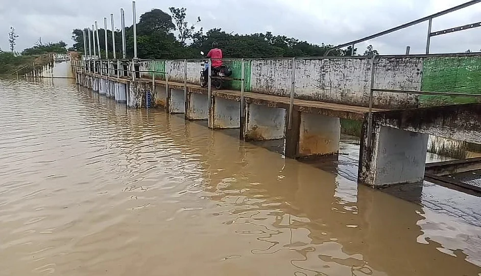 நீர் நிரம்பியுள்ள ஏரி