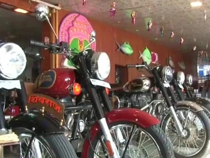 4 கிலோ `புல்லட் சாப்பாடு’ ; முடித்தால் புத்தம் புது புல்லட்! - புனே உணவகத்தின் பலே ஐடியா