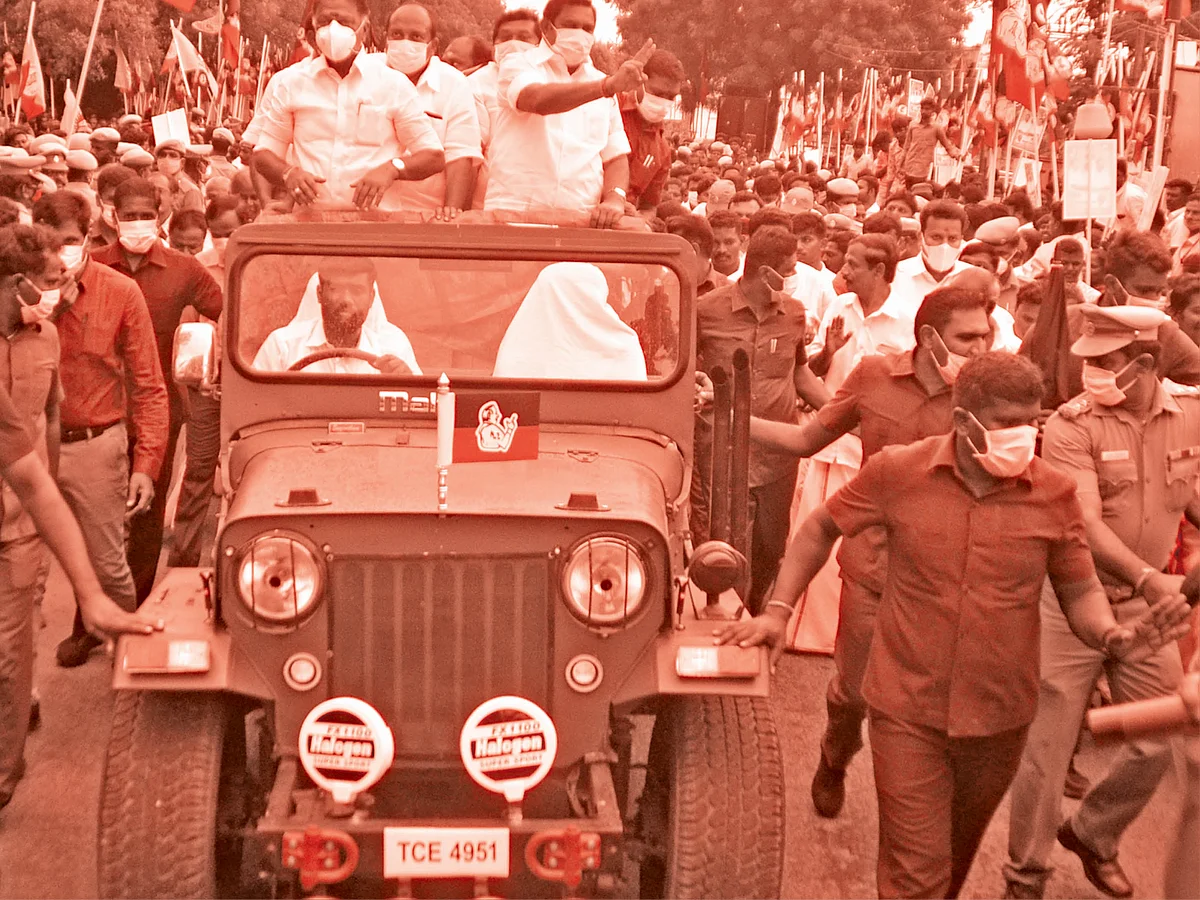 நோ இன்ஷூரன்ஸ்... சாலை வரி கட்டவில்லை... முதல்வரின் பிரசார வாகன லட்சணமே இதுதான்!