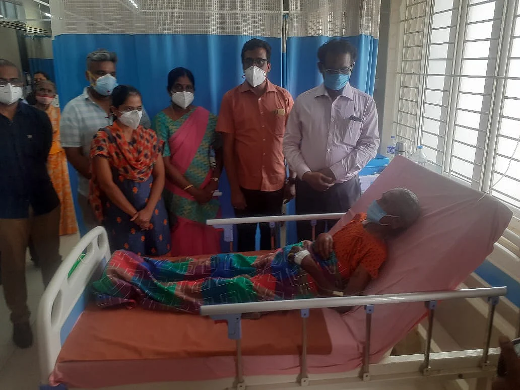 மருத்துவர்களுடன் செல்லாத்தாள்
