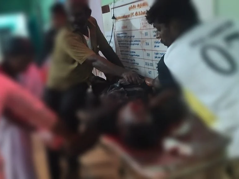 கோர்ட் எதிரே இருவருக்கு அரிவாள் வெட்டு; ஒருவர் உயிரிழப்பு! - மானாமதுரை அதிர்ச்சி