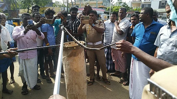 பிடிபட்ட பாம்பு