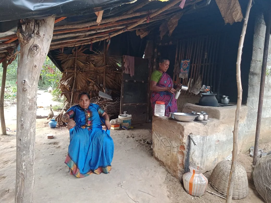 மாற்றுத்திறனாளி மகளுடன் காளியம்மாள்