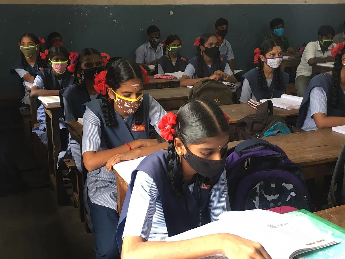 வகுப்பறையில் மாணவர்கள்