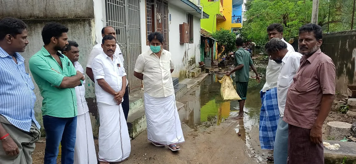 ஆதரவாளர்களுடன் மணிகண்டன்
