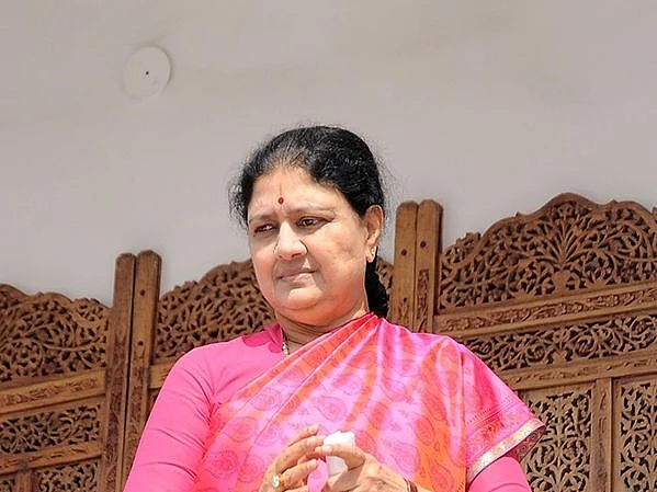 `சசிகலா தவ வாழ்க்கை வாழ்ந்தவர்; அவரைத் தவறாகப் பேசுவதைப் பொறுத்துக்கொள்ள முடியாது!’ - கோகுல இந்திரா #NowAtVikatan
