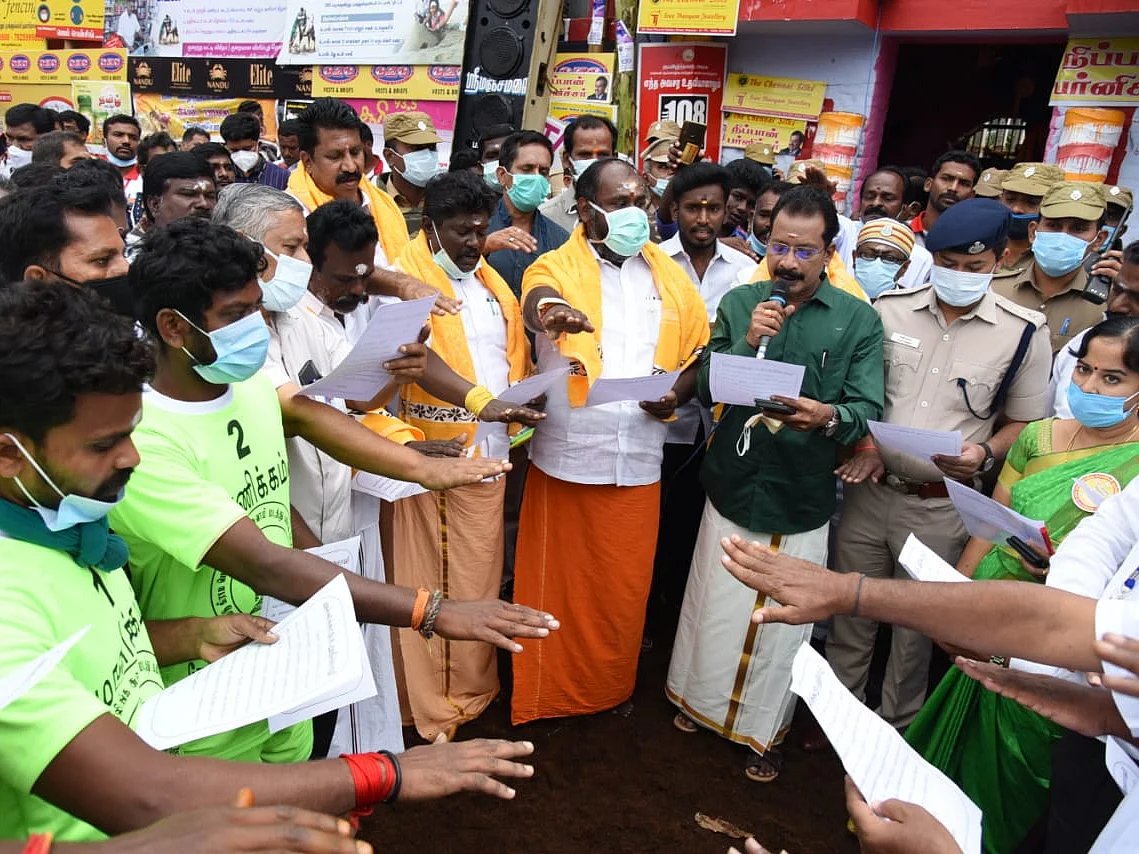 ஜல்லிக்கட்டு : `சிறந்த மாடுபிடி வீரர்களுக்கு அரசுப் பணியில் முன்னுரிமை!’-அமைச்சர் ஆர்.பி.உதயகுமார்