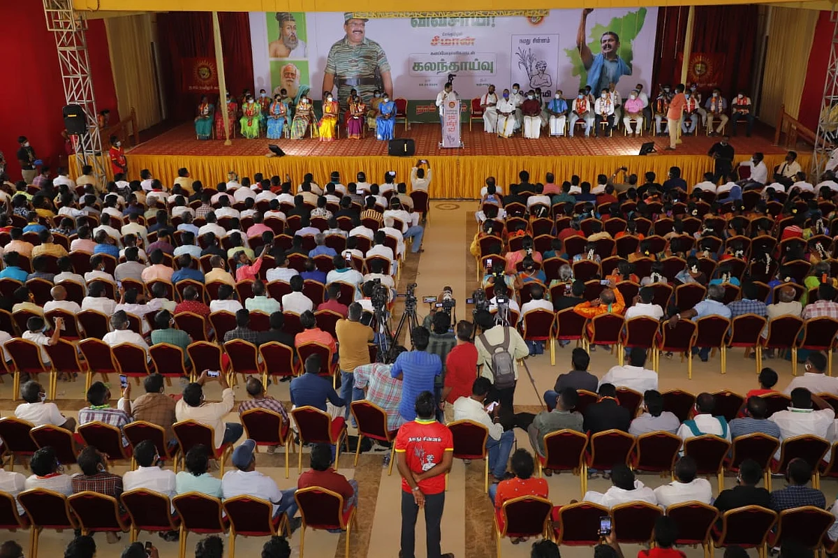 கூட்டத்தில் சீமான்