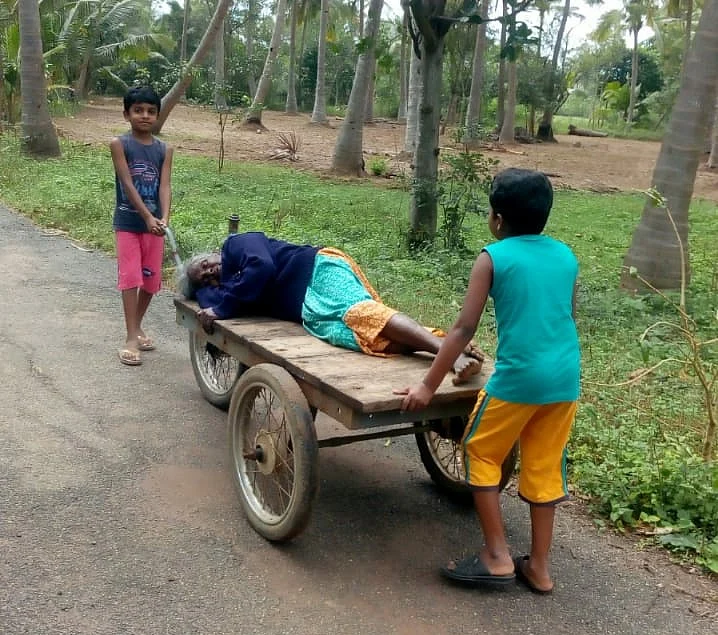 பாட்டியை இழுவை வண்டியில் அழைத்துச் செல்லும் நிதின், நிதிஷ்