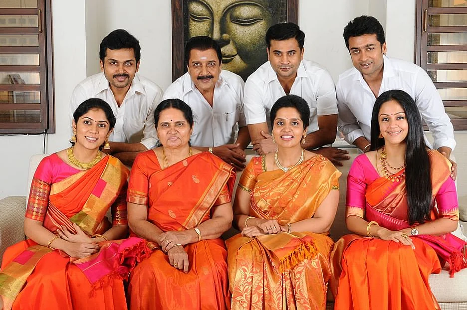 குடும்பத்தினருடன் பிருந்தா...