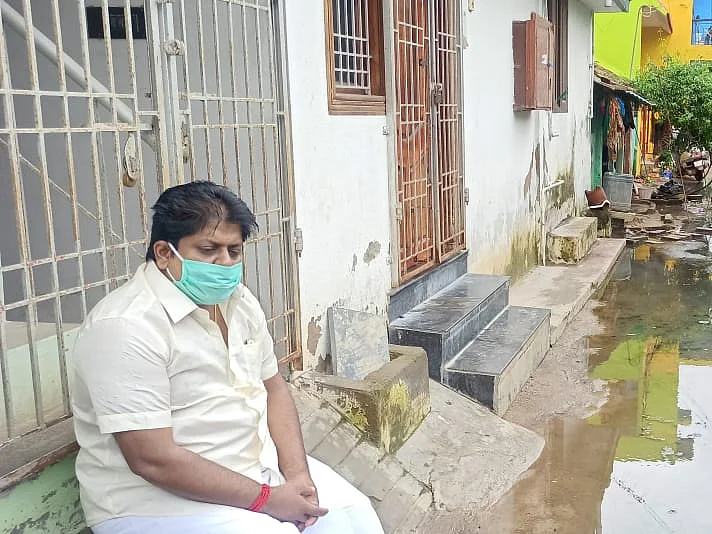 சாலையில் ஓடும் கழிவுநீர்... தன் வீட்டு வாசலில் அமர்ந்து எம்.எல்.ஏ தர்ணா! - ராமநாதபுரத்தில் பரபரப்பு