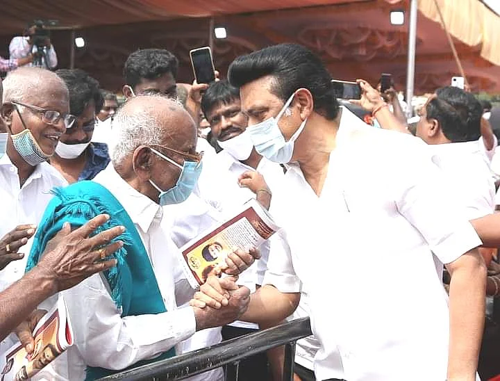 முதியவரிடம் பேசும் ஸ்டாலின்