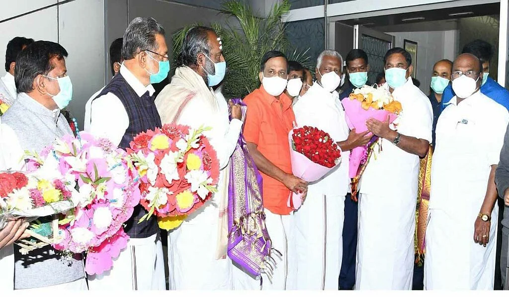 எடப்பாடியை வரவேற்கும் கே.பி.முனுசாமி