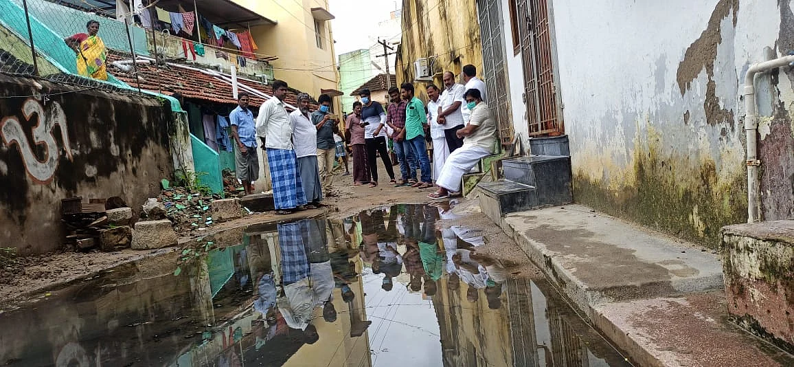 வீட்டு முன் ஓடும் கழிவு நீர்