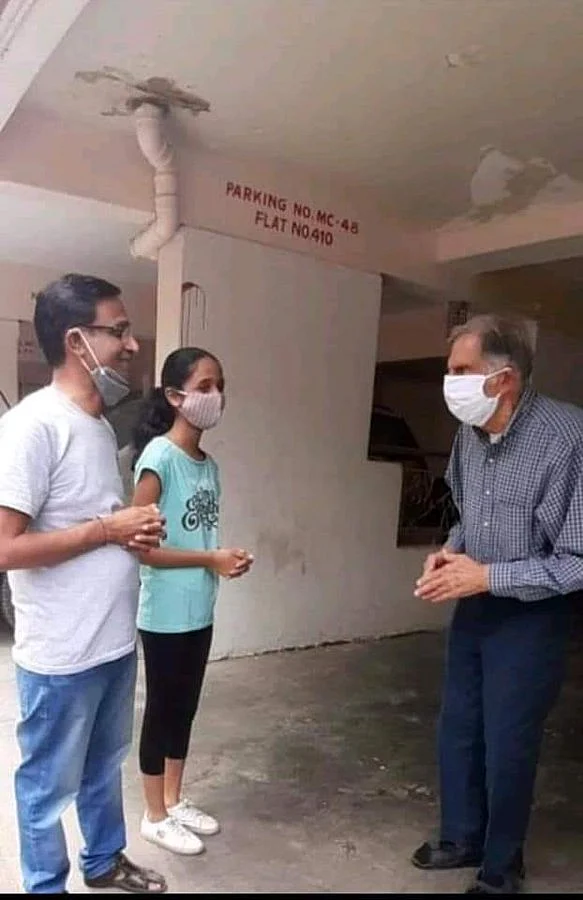 முன்னாள் ஊழியர் குடும்பத்துடன் ரத்தன் டாடா