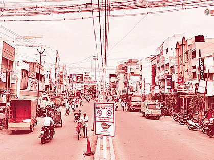 கம்ப்யூட்டர் சாம்பிராணி முதல் லேப்டாப் கம்ப்யூட்டர் வரை... கலக்கும் கரூர் சந்தை!