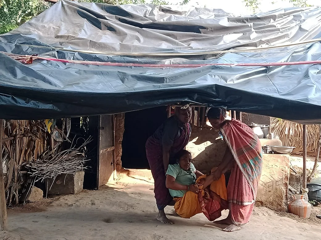 மாற்றுத்திறனாளி மகளுடன் காளியம்மாள்
