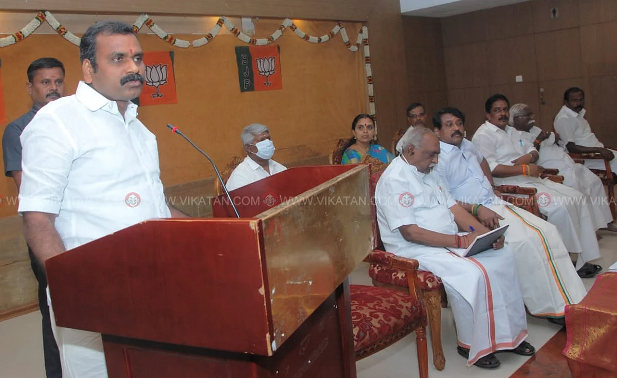 நிர்வாகிகள் கூட்டத்தில் பேசும் எல்.முருகன்