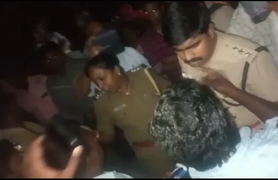 போராட்டத்தில் மக்கள்