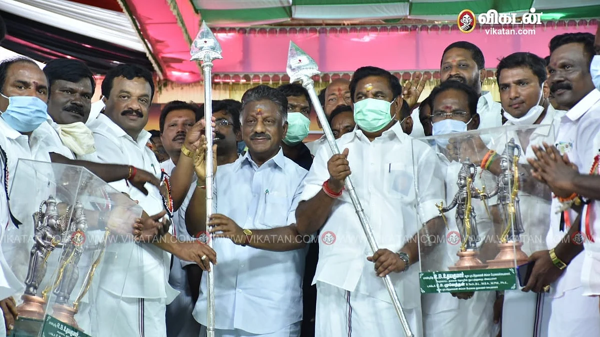 வேலுடன் எடப்பாடி, ஓ.பி.எஸ்