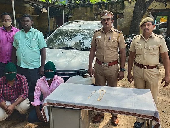 பிடிபட்ட கொள்ளையர்களுடன் காவல்துறையினர்