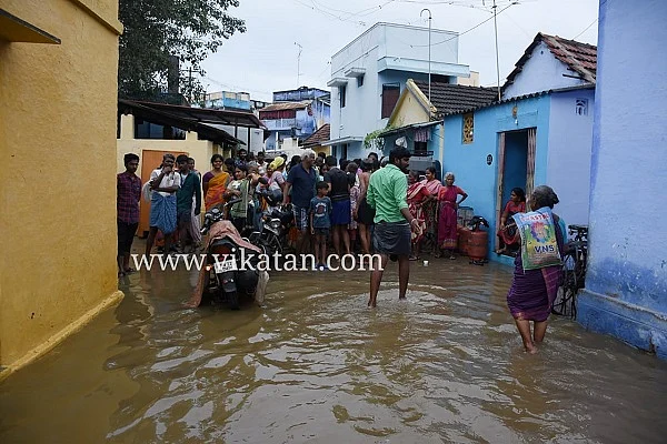 குடியிருப்புப் பகுதிக்குள் நுழைந்த வெள்ளம்