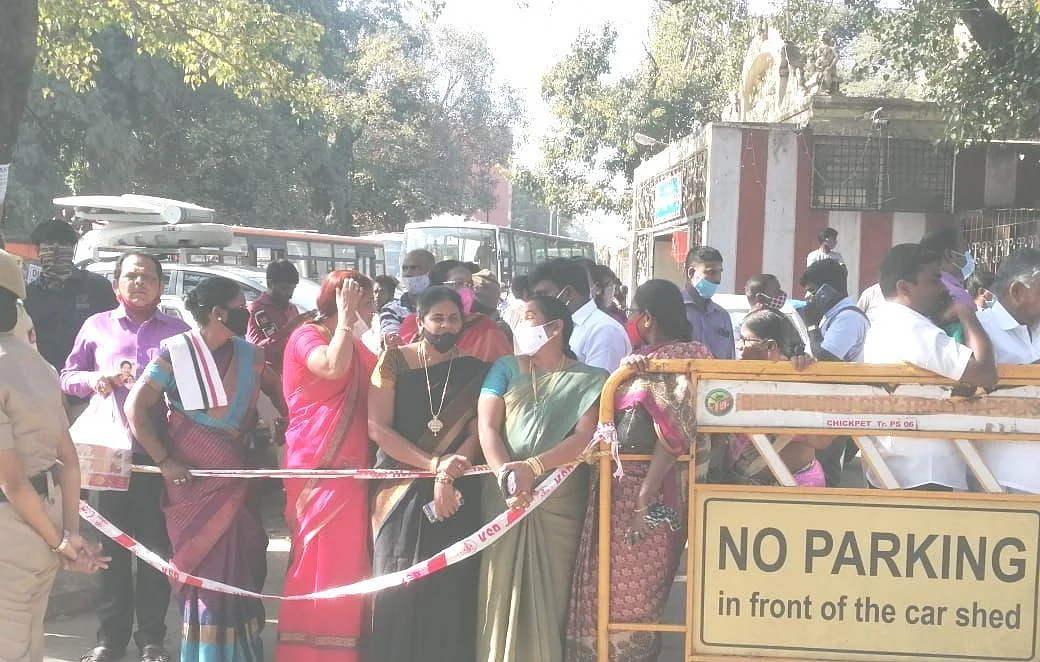 மருத்துவமனை முன் காத்திருந்த பெண் தொண்டர்கள்
