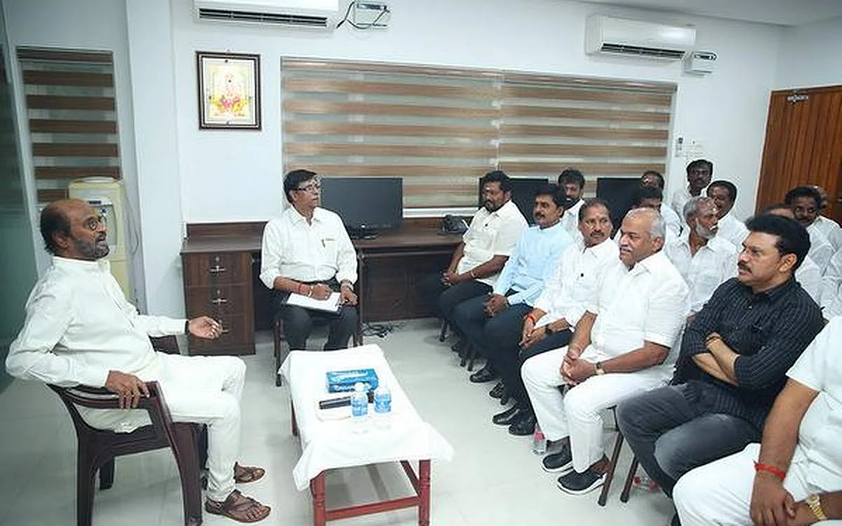 ரஜினியுடன் மன்ற நிர்வாகிகள்
