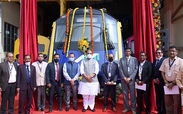 புதிய டிரைவர் இல்லா மெட்ரோ ரயிலுடன் ராஜ்நாத்சிங்