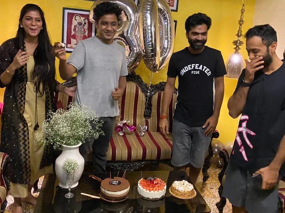 "கல்யாணமா... அட போங்க ஆன்ட்டி!" - சர்ப்ரைஸ் கேக் வெட்டிய சிம்பு