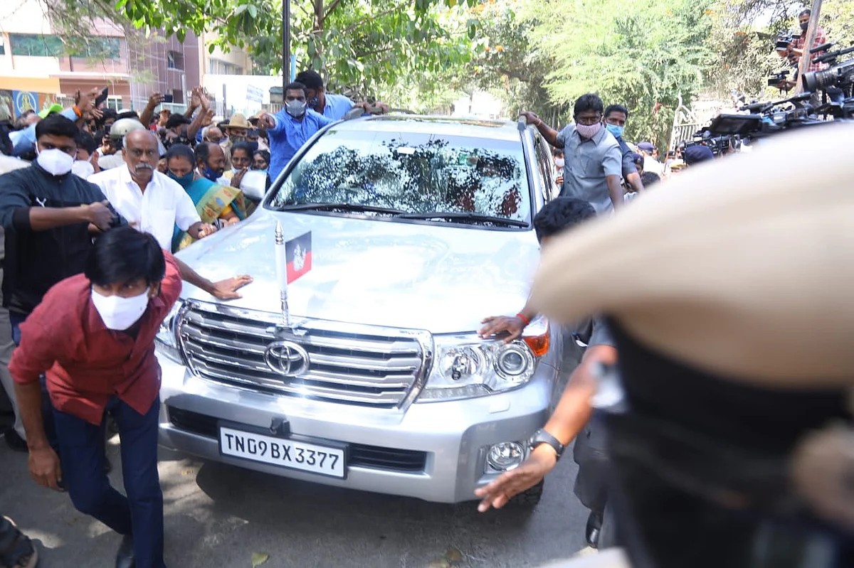 சசிகலா : மருத்துவமனையில் இருந்து டிஸ்சார்ஜ்... காரில் அ.தி.மு.க கொடி! - அரசியல் ஆட்டம் ஆரம்பம்?