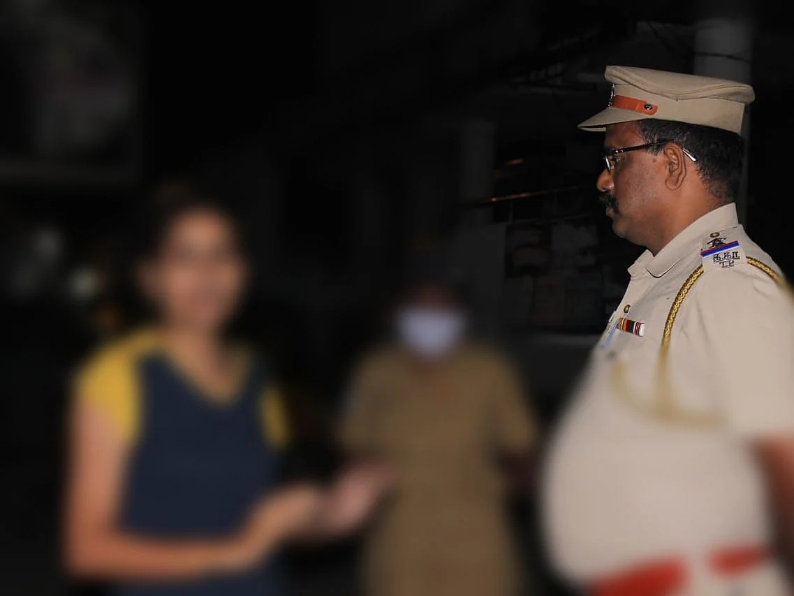 திருவள்ளூர்: `நான் காரில்தான் செல்வேன், கன்ட்ரோலாகத்தான் இருக்கேன்' - போதையில் அடம்பிடித்த இளம்பெண்
