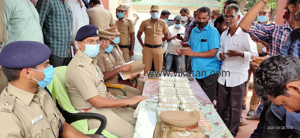 பறிமுதல்செய்யப்பட்ட போலீஸ் உடைகள் மற்றும் பணம்