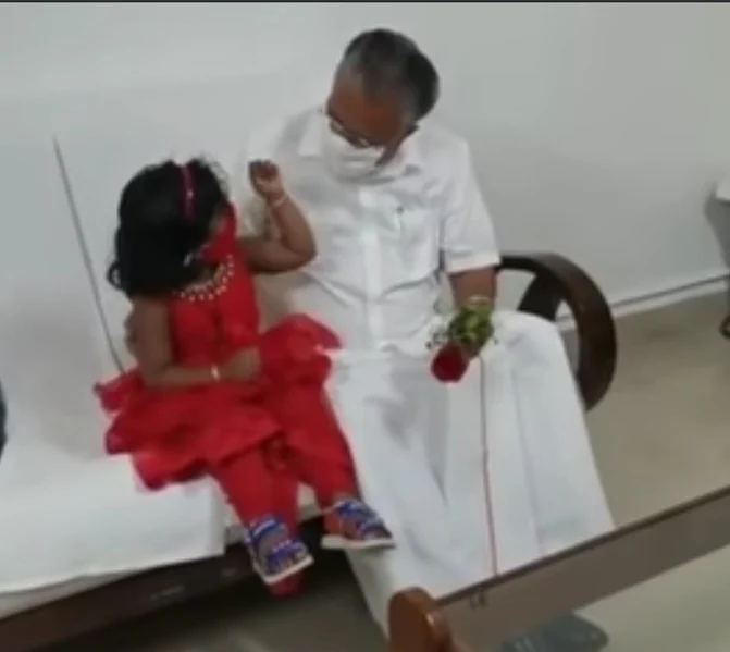 பினராயி விஜயனுடன் உரையாடும் அவந்திகா