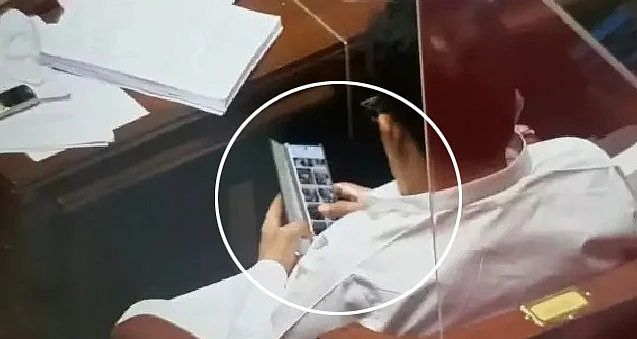 வீடியோ பார்க்கும் பிரகாஷ் ரத்தோட்