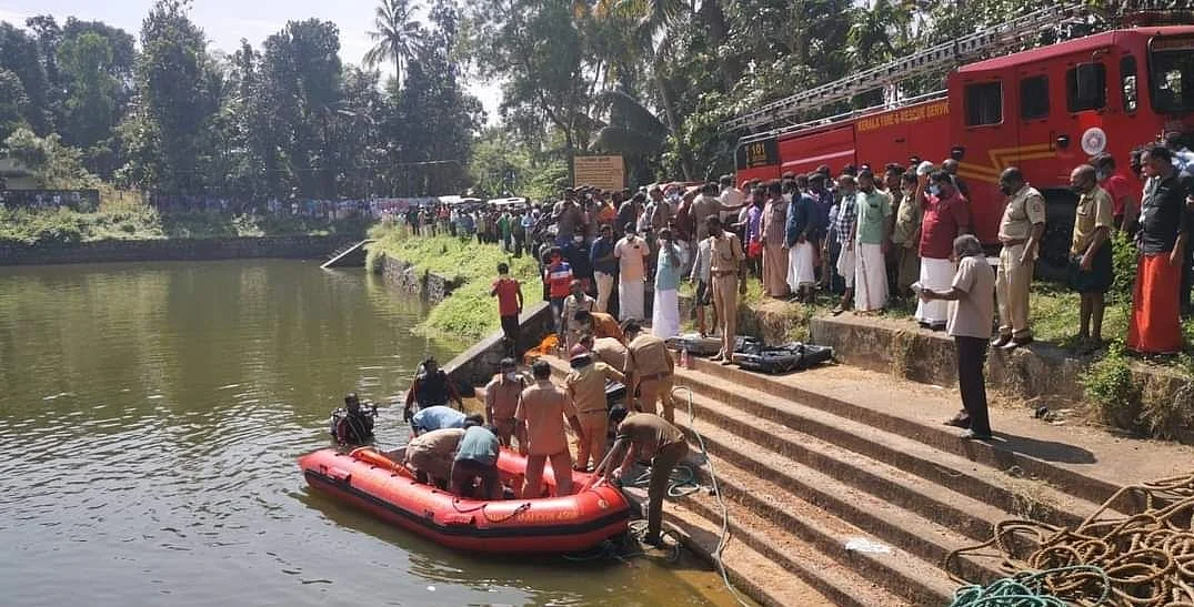 குளத்திலிருந்து உடலை மீட்கும் தீயணைப்பு வீரர்கள்