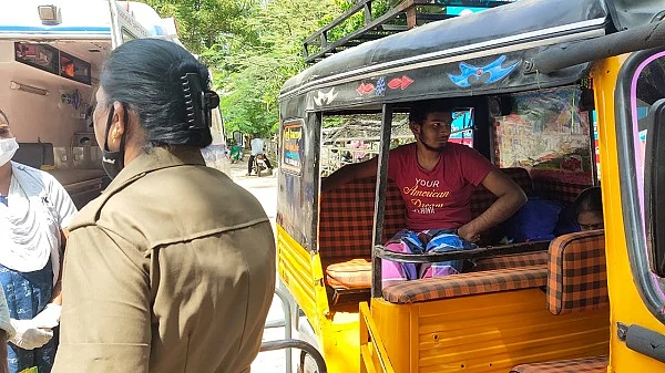 ஆட்டோவில் இளைஞர் விஷால் சந்தோஷ்குமார்