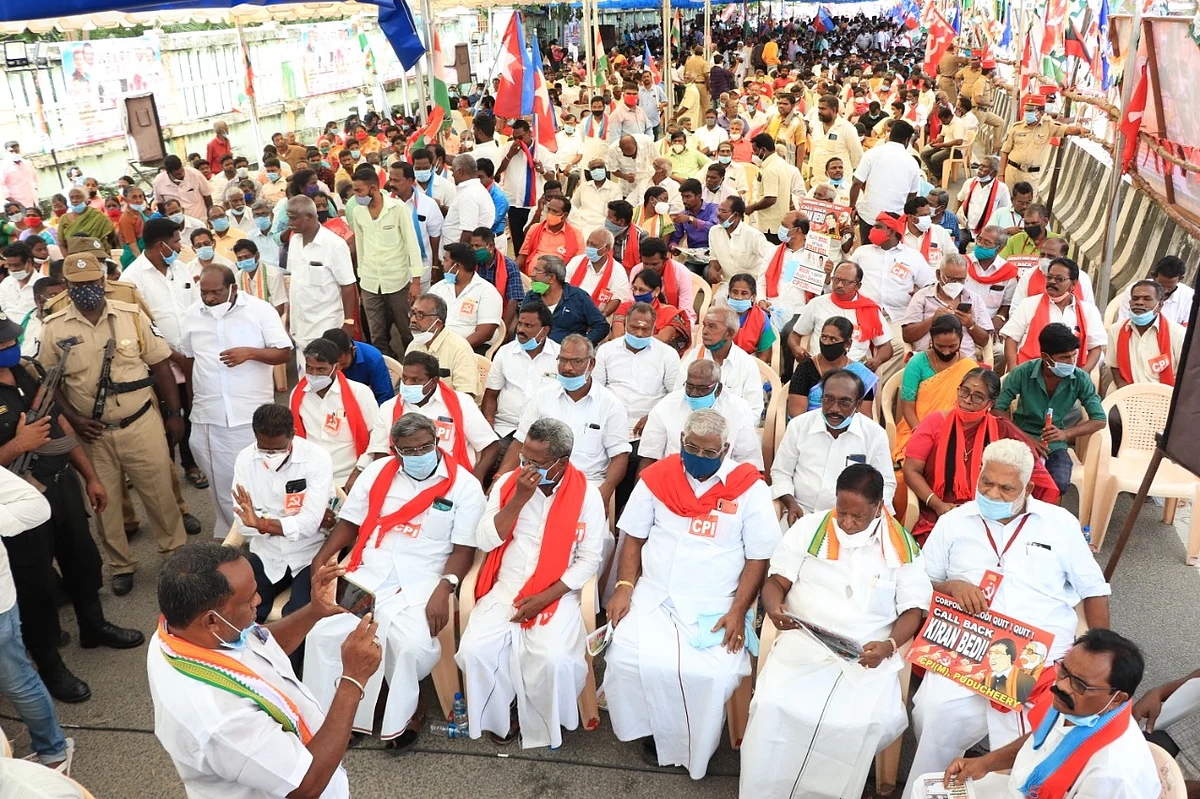 கிரண் பேடிக்கு எதிராக காங்கிரஸ் போராட்டம்