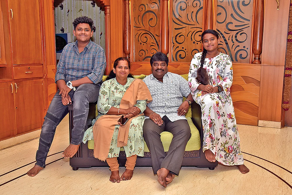 மகன், மனைவி, மகளுடன் குமார்...