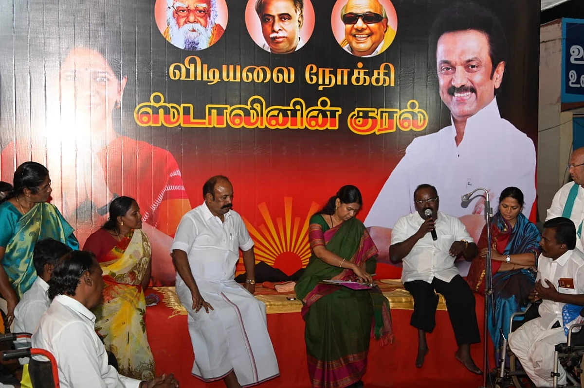 மாற்றுத்திறானிகளுடன் கனிமொழி