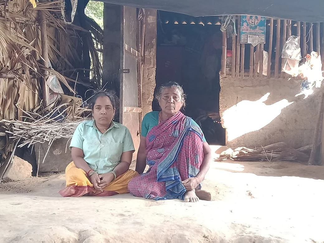 `வீட்டுல கழிப்பறையில்ல; காட்டுக்குத் தூக்கிட்டுப் போகணும்!' - மாற்றுத்திறனாளி மகளின் அம்மா